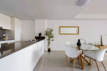 Split level apartment with generous proportions - Photo 2