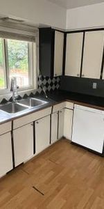 Spacious 3 Bedroom Upper - Photo 3