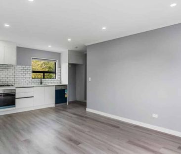 Mount Albert Gem: Spacious 3-Bedroom Townhouse with Garage - Photo 3