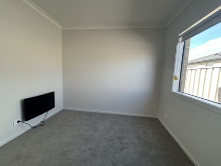 Modern 4-Bedroom Family Home | Solar Power + EV Charger | Quiet Benalla Estate - Photo 4