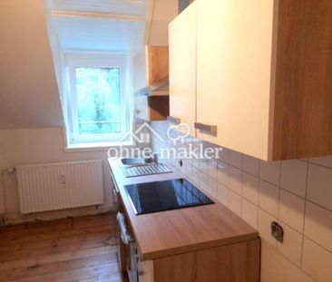 Frisch renoviert! Zentrale 2-Zimmer-Dachgeschoss-Wohnung mit Einbau... - Foto 1