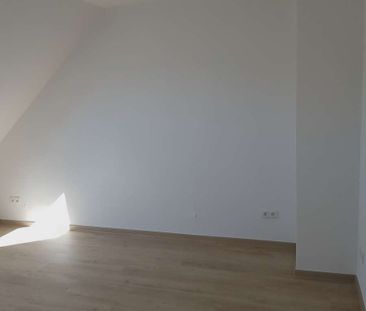 Moderne 2 Zimmer-Dachgeschosswohnung mit hochwertiger Einbauküche - Photo 5