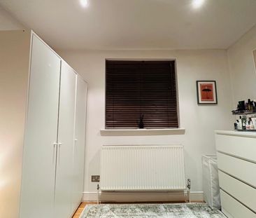 2 Bed Flat, St. Stephens Avenue, W12 - Photo 2