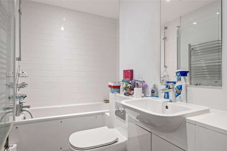 Versatile one bedroom penthouse apartment providing a guest bedroom/study and private terrace with City views. - Photo 2