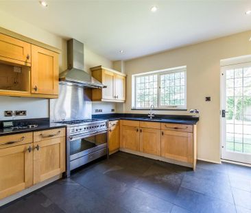 5 bedroom detached house to rent - Photo 4