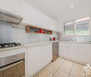 This standalone townhouse with 4 air-cons & free swimming pool, wal... - Photo 6