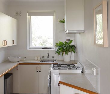 Bright beachside home close to shops and cafés - Photo 4