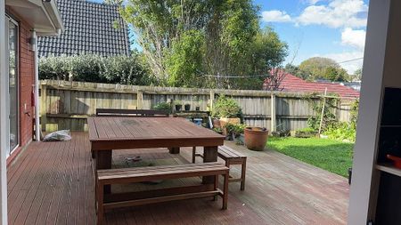 Spacious and Sunny 5 bedroom house in New Lynn! - Photo 5