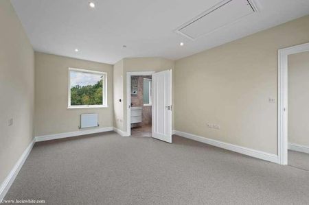 Lovelace Gardens, Surbiton, KT6 - Photo 4