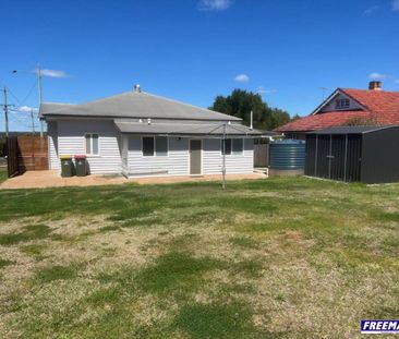 Lovely 3 Bedroom 2 Bathroom Furnished Home - Photo 2