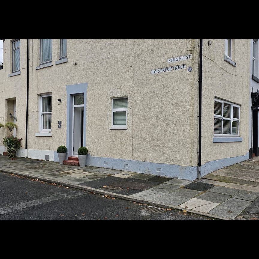 1 Bed Flat, Stockport Road, SK14 - Photo 1