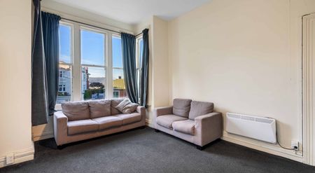 Spacious & Furnished 4-Bedroom Flat - Stunning Views! - Photo 5