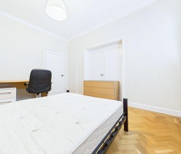 3 bedroom flat to rent - Photo 5