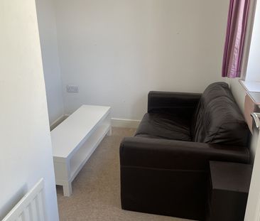 4 Bed Semi-Detached House, Home Leas Close, BS16 - Photo 2