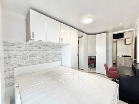 4 bedroom flat to rent - Photo 2