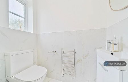 3 bedroom semi-detached house to rent - Photo 2