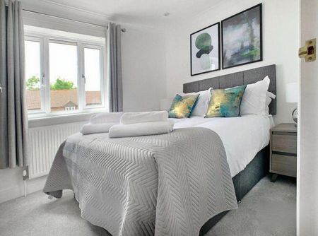 Broad Hinton - Photo 4