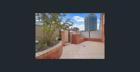 Townhouse with Private Courtyard - Photo 5