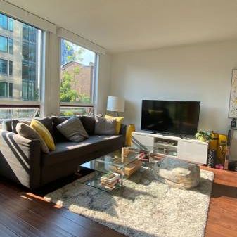 Sunny 1Bed+Den FURNISHED Downtown apartment - Photo 1