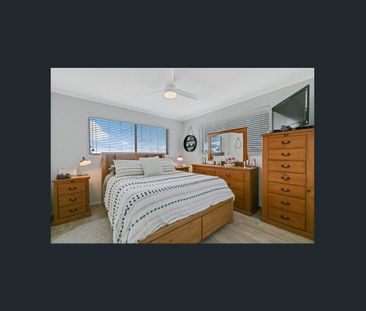 Spacious unit with private rooftop - Photo 4