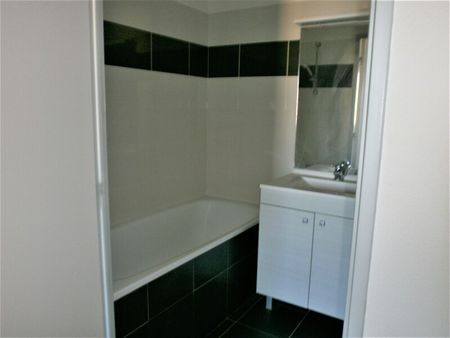 Location Appartement 2 pièces 43m² CHANTELOUP LES VIGNES 78570 - Photo 2