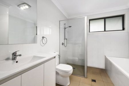 Modern 4-Bedroom Townhouse in Prime Location - Photo 3