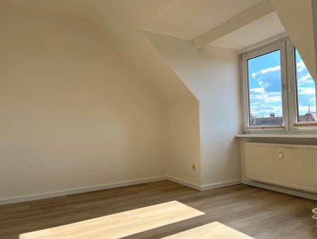 Lichtdurchflutete Dachgeschosswohnung mit Heidensee-Blick und neuer Einbauküche in 19055 Schwerin - Photo 3