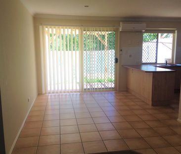 Modern Villa, Great Complex, Fabulous location & New flooring! - Photo 2