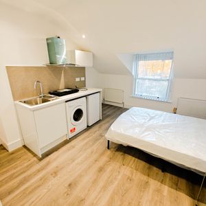 Price £1,300 pcm - Available 23/03/2026 - Furnished - Photo 2