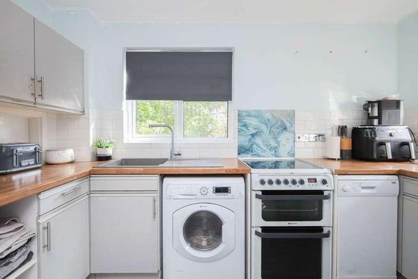 Kingslea, Horsham, RH13 - Photo 1