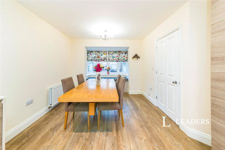 4 bedroom detached house to rent - Photo 4