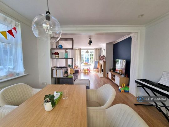 3 bedroom semi-detached house to rent - Photo 1