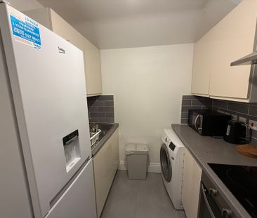 This fully furnished double bedroom is available in a three-person ... - Photo 4