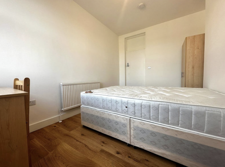 1 bedroom in a flat share to rent - Photo 4
