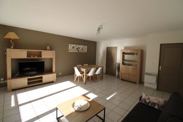 HYERES - SECTEUR GARE / T2 MEUBLE de 60.07 m² + TERRASSE de 9.65 m² + PARKING - Photo 1