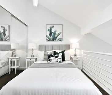 One Bedroom Loft-Type Apartment with New Floorboards - Photo 4