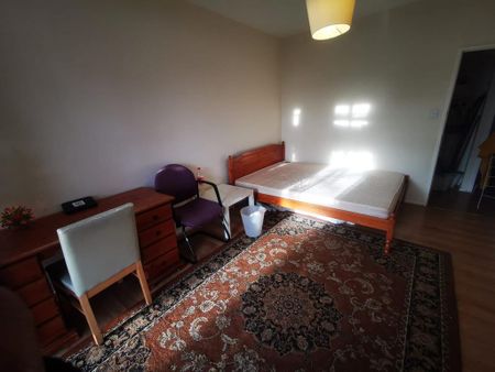 1 bedroom in a flat share to rent - Photo 4