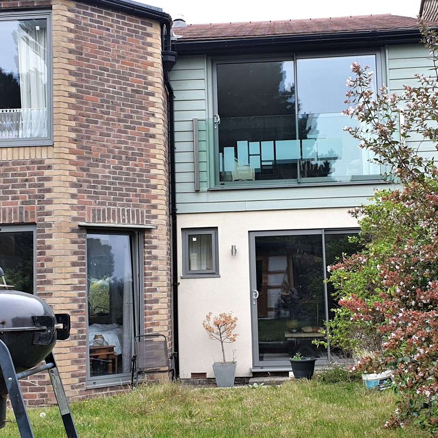 Quality Renovated House Share by sea for Career Climbers - Photo 1