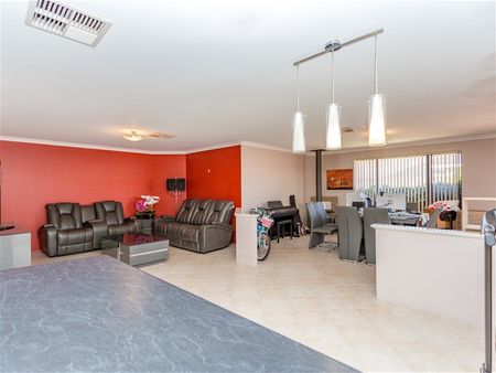 $880/w Spacious 4x2 Family Home in Canning Vale! - Photo 4
