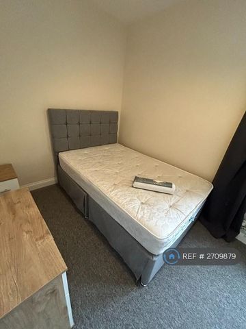 4 bedroom terraced house to rent - Photo 4