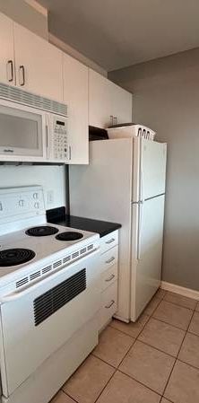 1 bd + den apartment for rent - Photo 1