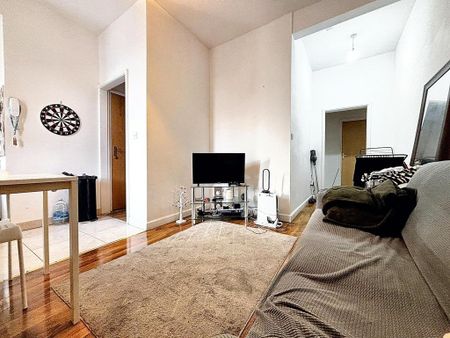 2 bedroom flat to rent - Photo 2