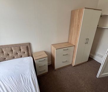 6 Bed Flat, Gardner's Crescent, EH3 - Photo 4