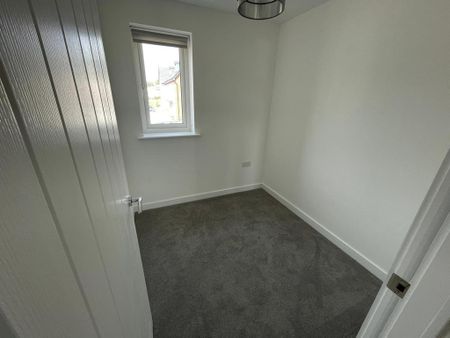 4 bedroom semi-detached house to rent - Photo 4