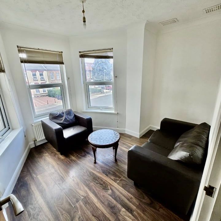 2 Bed Flat, York Road, IG1 - Photo 1