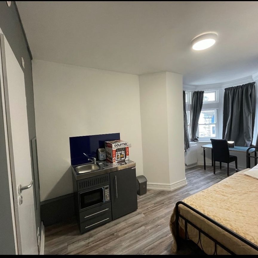 Studio Flat, First Floor, BN1 - Photo 1