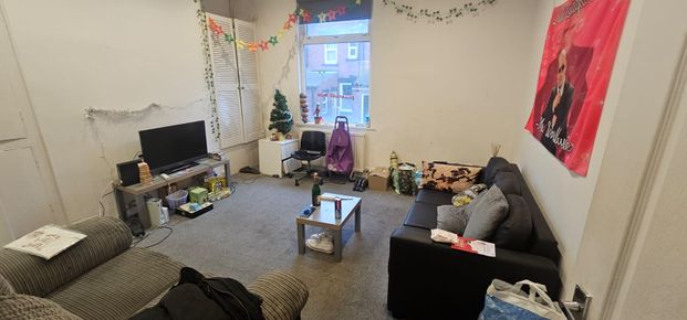 5 Bed - 37 Hartley Crescent, Woodhouse, Leeds - LS6 2LL - Student - Photo 1