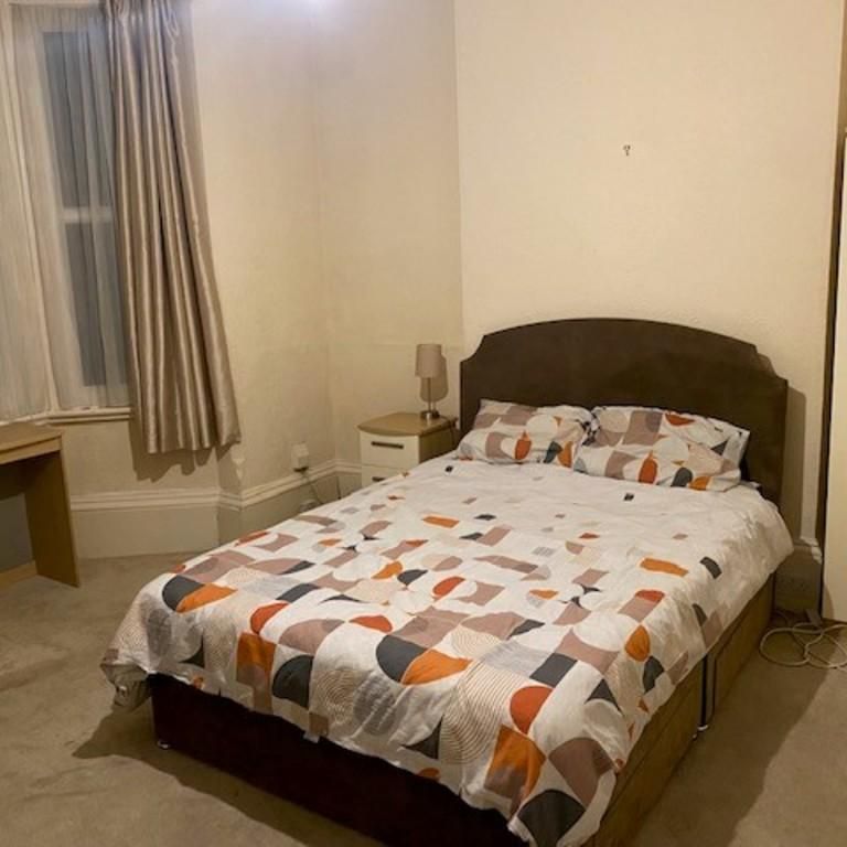 1 bedroom in a house share to rent - Photo 1