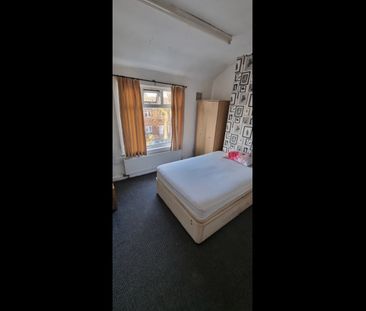 3 Bed Terraced House, Shaftesbury Road, M8 - Photo 2