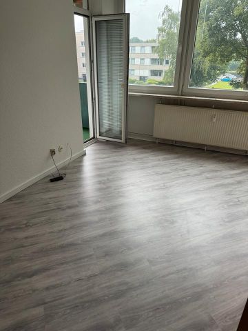 Modernisierte 2,5-Zimmer-Wohnung mit Balkon, neuem Bad undLaminat - Photo 5